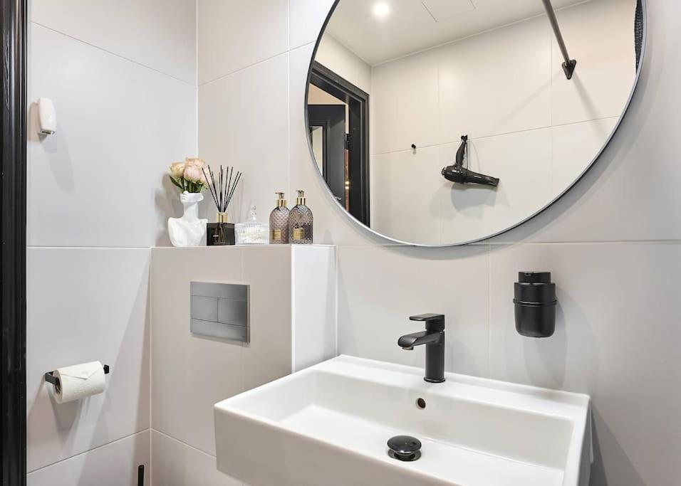 Urban-Glam City Centre Studio With A Gym And Terrace Talin Exterior foto